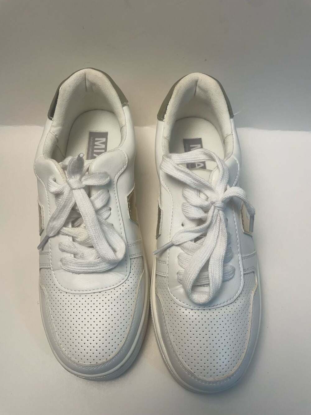 MIA Women's White and Gold Anatomic Contoured Footbed Sneakers Size 6.5 comfort